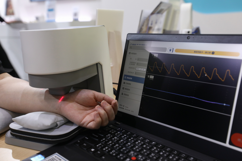 友達耘康脈象檢測系統透過電腦精準控制升降系統，還原中醫師三指把脈過程的舉、按、尋手法，將脈象感受轉化成數據，未來可結合大數據分析，實現智慧醫療及準確性